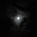 Луна в ночных облаках