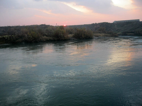 Ранний рассвет на реке